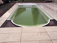 Poolbau · Arbeiten an der Umrandung des Pools
